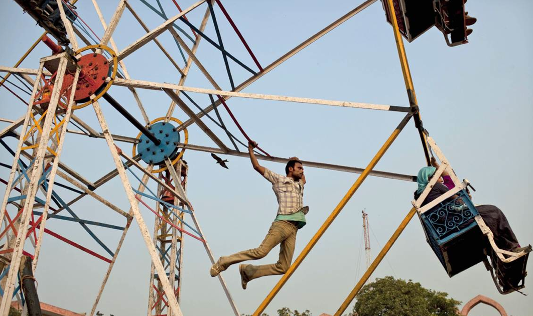 обозрение людей. колесо обозрения феррис. колесо обозрения вднх. обозрение людей. косесо обозренияс людьми.