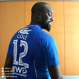 Cole Tertawakan Kondisi Persib yang Kehilangan Striker Murni