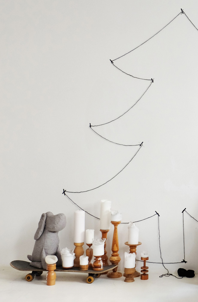 Der Baum hängt I Weihnachten 2016 - Minza will Sommer Weihnachten, der alternative Weihnachtsbaum, DIY, Lastminute, Wolle, Faden, Wandgestaltung, Weihnachtsdeko, puristisch, Kerzenmeer, Johan Grau, Cloud7, weißer Estrichboden, Wohnblog, Interior, sustainable Lifestyle, Nachhaltigkeit, Weihnachten ohne Baum