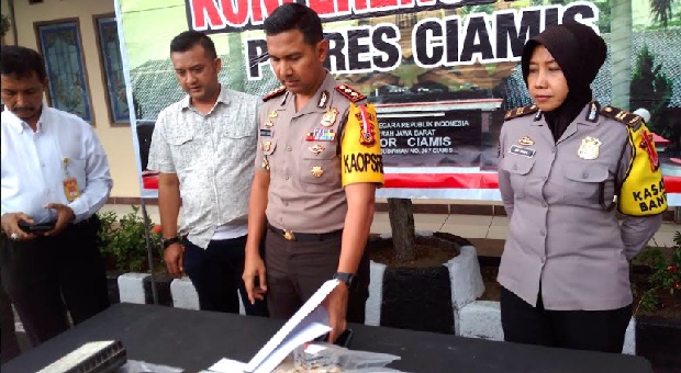 Polisi Tangkap Penambang Batu Kapur Ilegal di Pangandaran