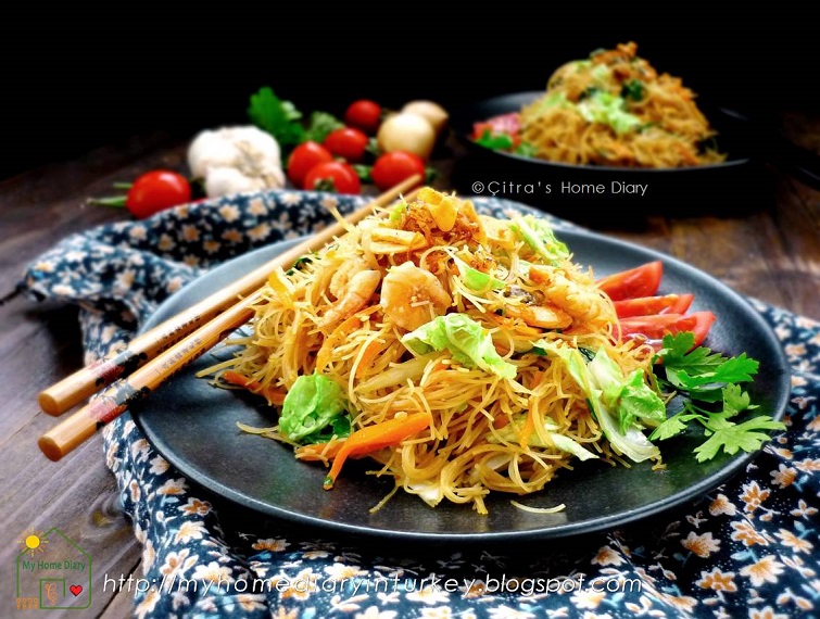 Indonesian Fried Vermicelli / Bihun goreng kecap. This is one simple and common recipe how to cook vermicelli in Indonesia, fried vermicelli with sweet soy sauce or Bihun goreng kecap. İt's fast and simple way to enjoy vermicelli noodles in any time, morning to night. #indonesian #asian #noodle #vermicellinoodle #shrimps #seafoodnoodle