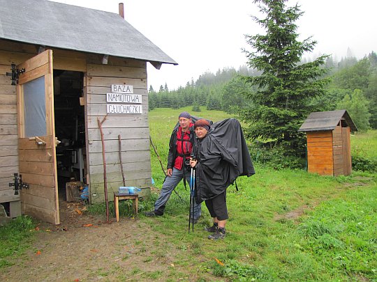 W bazie namiotowej na Przełęczy Głuchaczki (słow. Hluchačky; 830 m n.p.m.). W bazie namiotowej na Przełęczy Głuchaczki (słow. Hluchačky; 830 m n.p.m.).