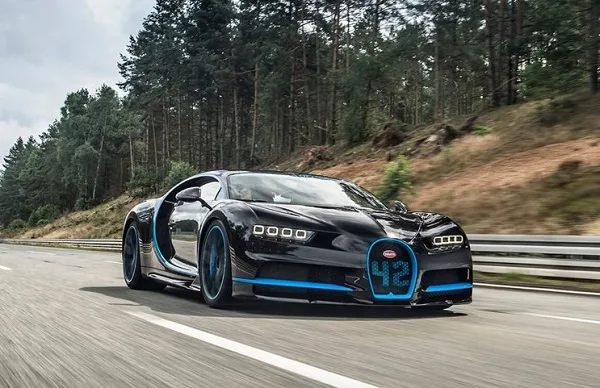 Bugatti Chiron filmó al Bugatti Chiron