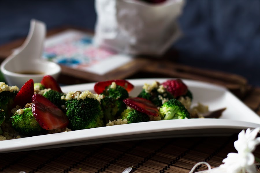 ensalada-de-brocoli-y-quinoa-con-fresas