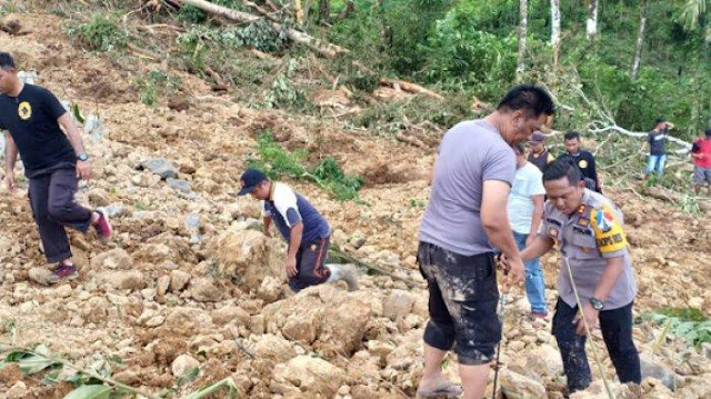 Tim Gabungan Kerahkan Alat Berat Cari 6 Korban Longsor di Nias Selatan Tim Gabungan Kerahkan Alat Berat Cari 6 Korban Longsor di Nias Selatan