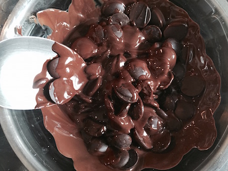 fondre le chocolat au bain-marie comment faire des douceurs au chocolat