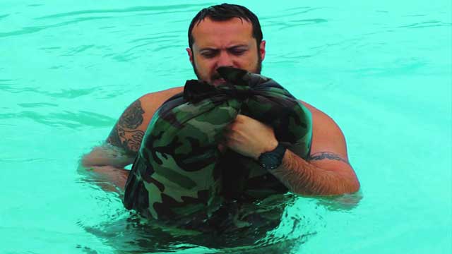 بالفيديو.. أمريكي يشرح طريقة لإستعمال البنطال كسترة نجاة في حال الغرق