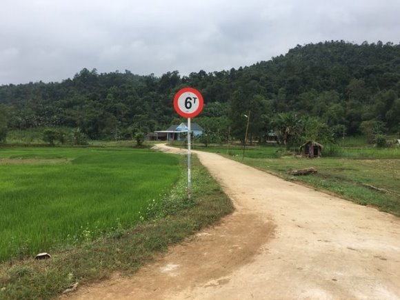 Con đường bê tông dẫn vào nhà ông Đinh Thanh Thơ