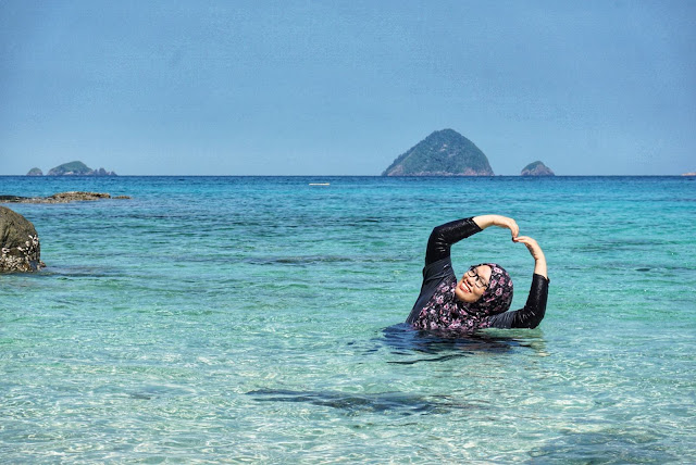Tak pi snorkeling, main laut pun ok kan Ombak Dive Resort Penginapan Terbaik Di Pulau Perhentian Kecil
