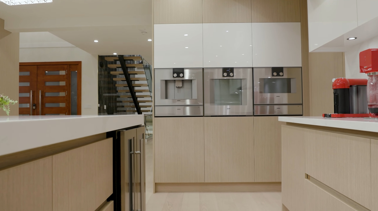 39 Photos vs. Edgemont Blvd, North Vancouver Luxury Home Interior Design Tour