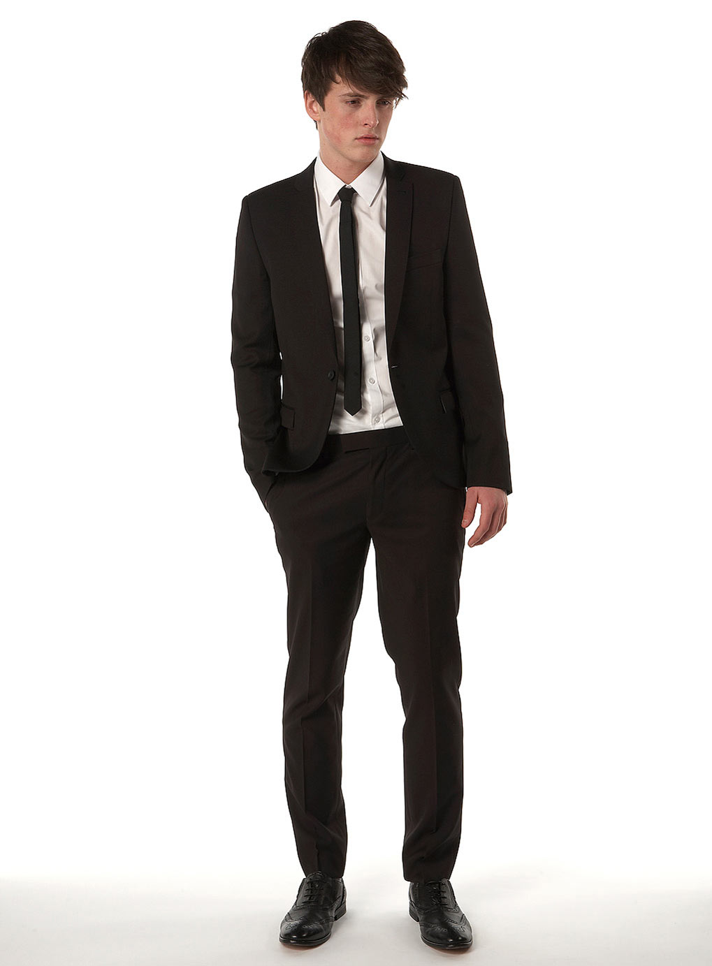 скромный костюм.