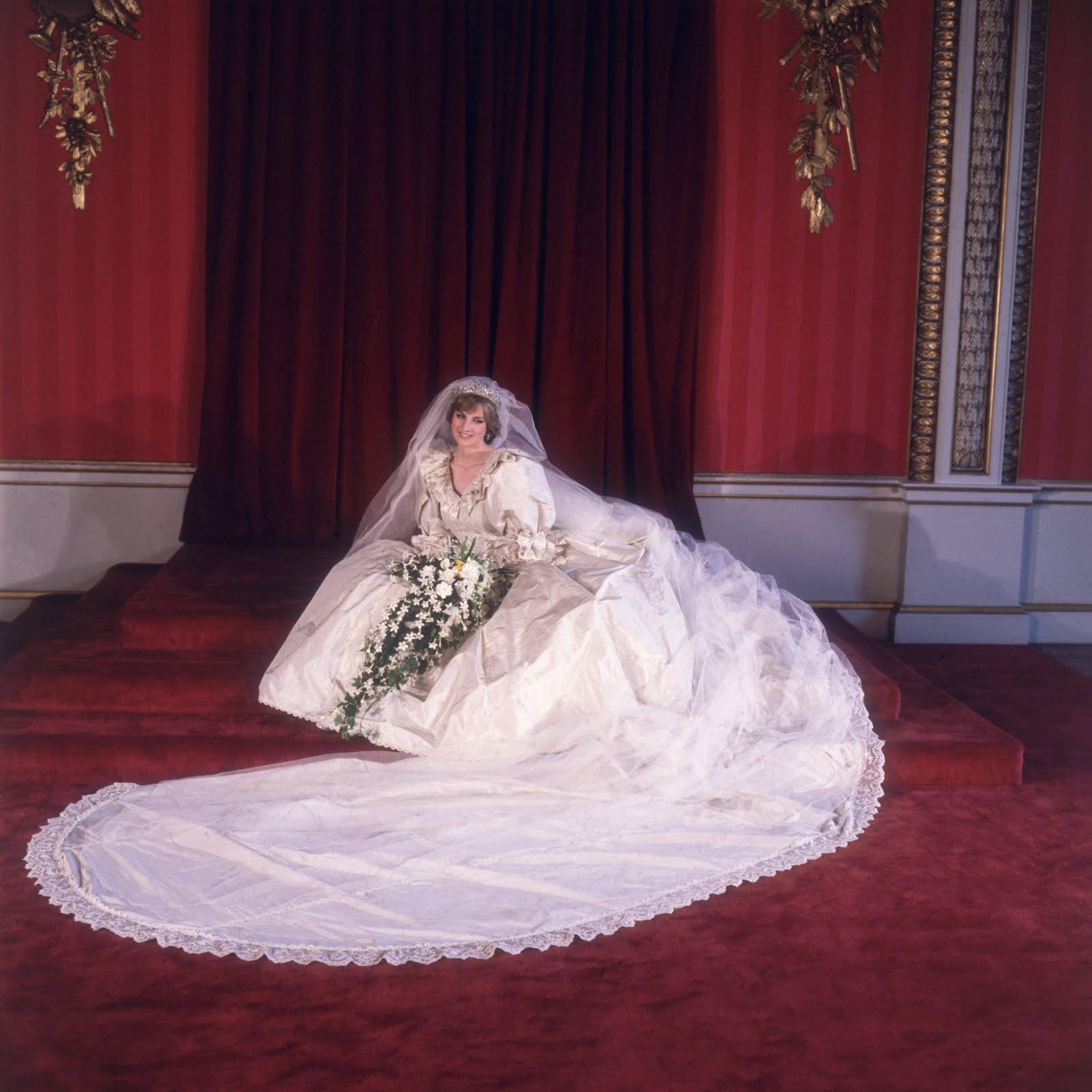 http://4.bp.blogspot.com/-Y8IGD8_bCEc/Tkf0tIwaTuI/AAAAAAAAD4M/_1Ck2TqeUUs/s1600/1981-Princess-Diana-wedding-dress-3239308.jpg