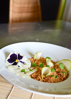 réalisation d'un crumble façon jardin réalisation d'un crumble façon jardin, pommes poires,crumble de pain d'épices,pommes vertes crues,atsina cress,fleurs