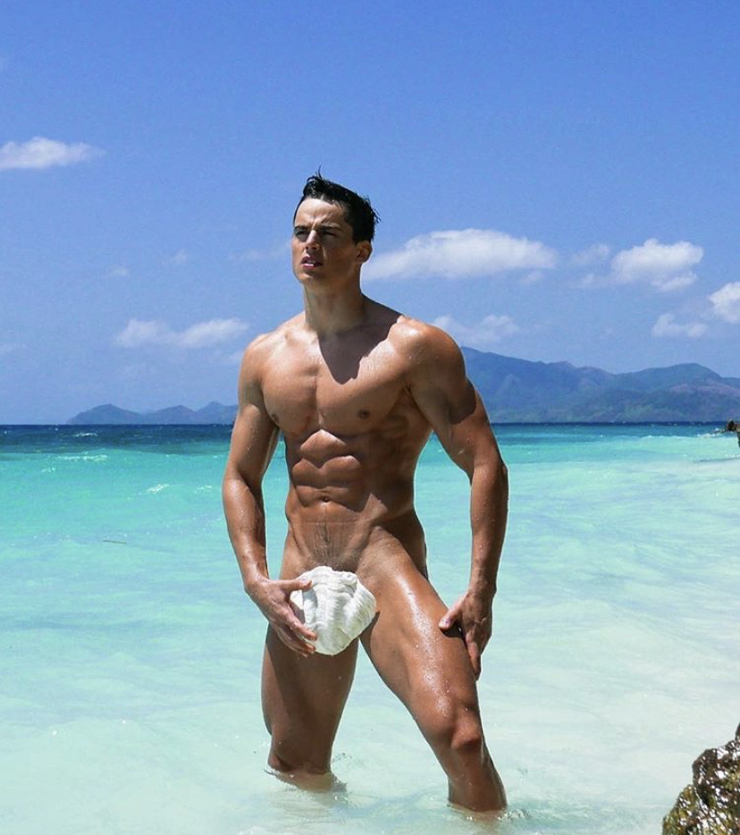 Hunksinswimsuits: Pietro Boselli caught in the shower and nude in the beach