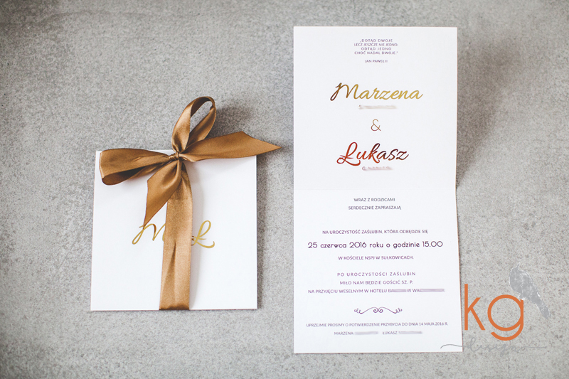 błyszczące zaproszenia, gold foil, metaliczne, minimalistyczne, wstążka, biało-złote, eleganckie, nietypowe, oryginalne, hand made, indywidualny projekt, dodatki ślubne, winietki, zawieszka, menu weselne, złoto błyszczaće na zaproszeniach, gold foil, srebrne błyszczace, kg design papeteria slubna, poligrafia slubna, wyjatkowe zaproszenia slubne