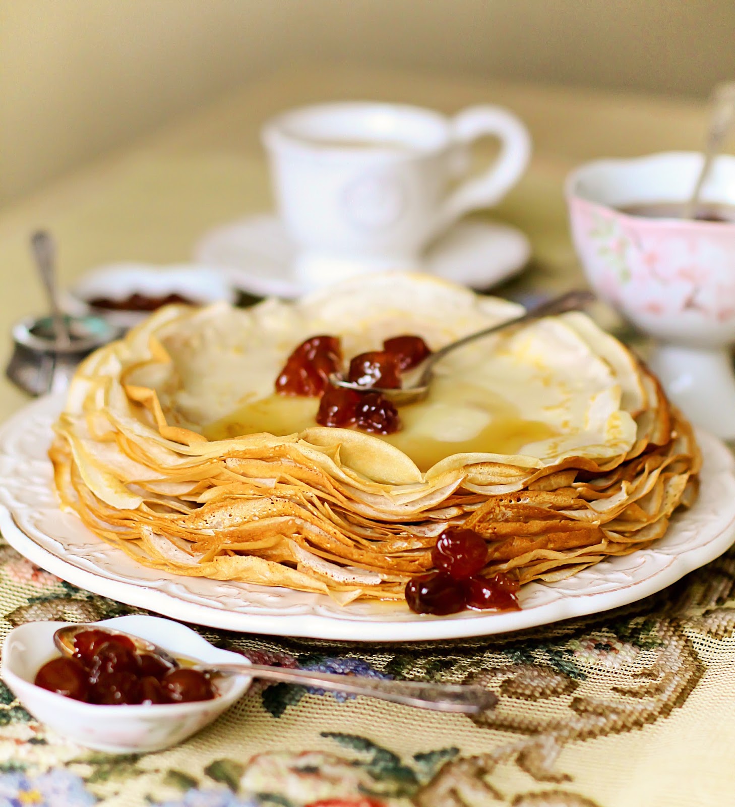 блинчики с белым шоколадом. блины со взбитыми сливками. блинчики с белым шоколадом. сладкие блинчики. красивые блюда из блинов.