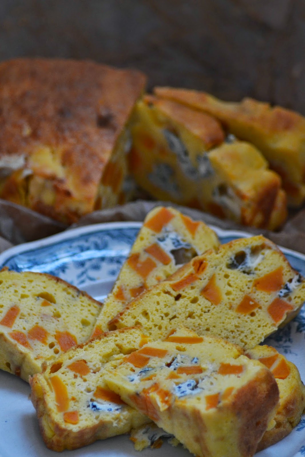Vegetarische hartige cake met pompoen en blauwe kaas