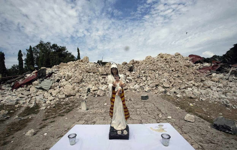 Nossa Senhora e o Menino Jesus diante das ruínas da igreja de Nossa Senhora da Luz, em Bohol, no centro das Filipinas, no dia depois do terremoto de 16 de outubro de 2013 Nossa Senhora e o Menino Jesus diante das ruínas da igreja de Nossa Senhora da Luz, em Bohol, no centro das Filipinas, no dia depois do terremoto de 16 de outubro de 2013