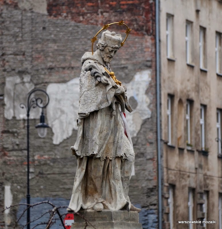 Warszawa Śródmieście Plac Trzech Krzyży rzeźba Nepomuk figura krzyż