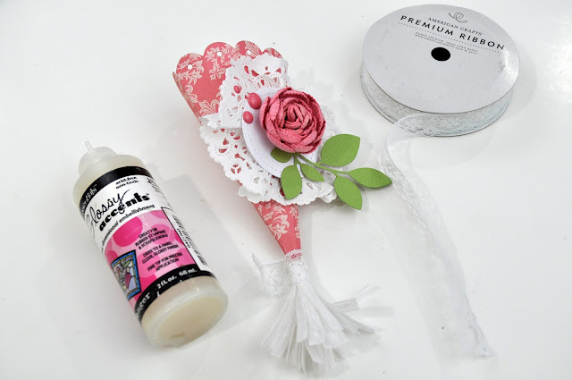 Mother's Day Tussie Mussies with Jen Gallacher from www.jengallacher.com. Includes tutorial and product list. #craft #tussiemussie #mothersday Mother's Day Tussie Mussies with Jen Gallacher from www.jengallacher.com. Includes tutorial and product list. #craft #tussiemussie #mothersday
