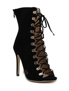 zapato negro de tacon con lazos