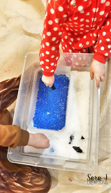 Snow sensory bin that uses fake snow is perfect for a preschool penguin sensory activity.