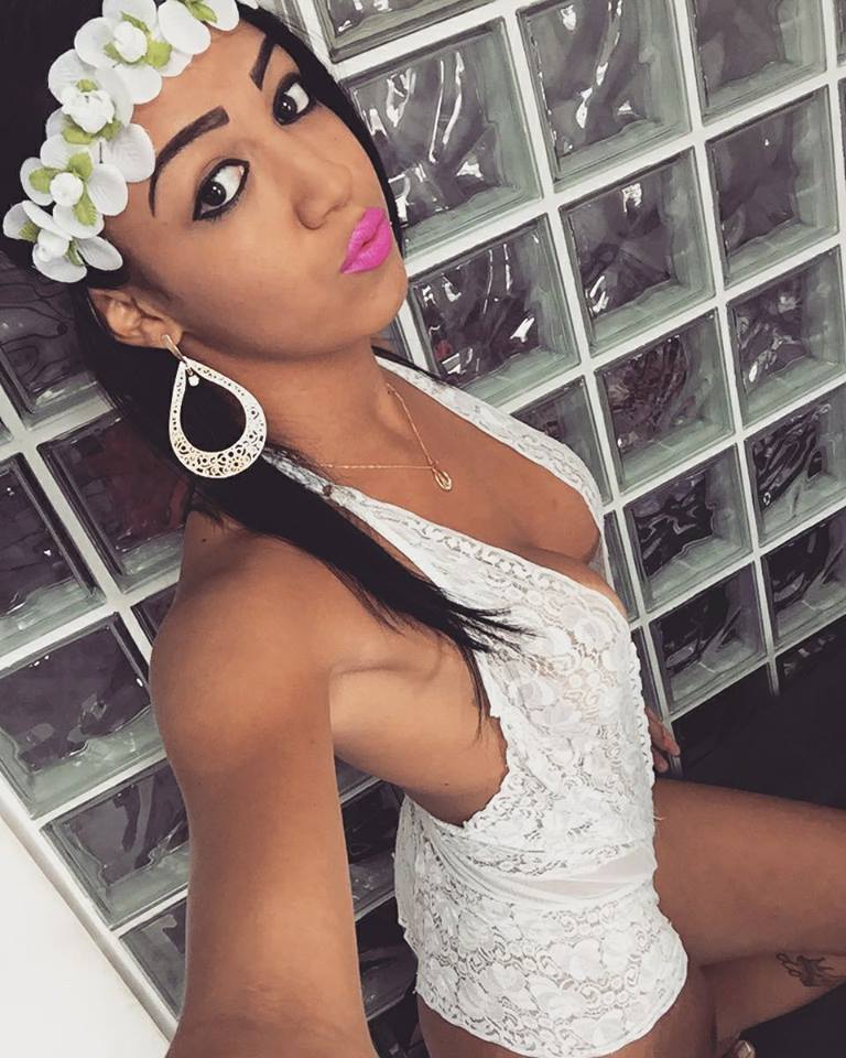 Transexual é morta com mais de 15 tiros e os punhos amarrados Transexual é morta com mais de 15 tiros e os punhos amarrados