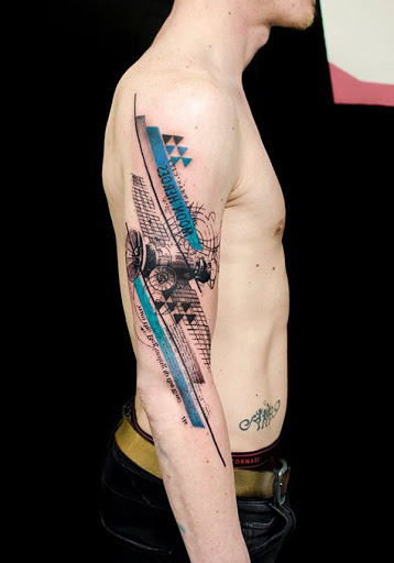 Incrível olhar manga da tatuagem. O design é inspirado pela rua do tema como ele é pintado em preto, exceto escovas de azul, que aleatoriamente casaco palavras e os objetos no desenho. Parece fresco e livre, assim como o que a rua é.
