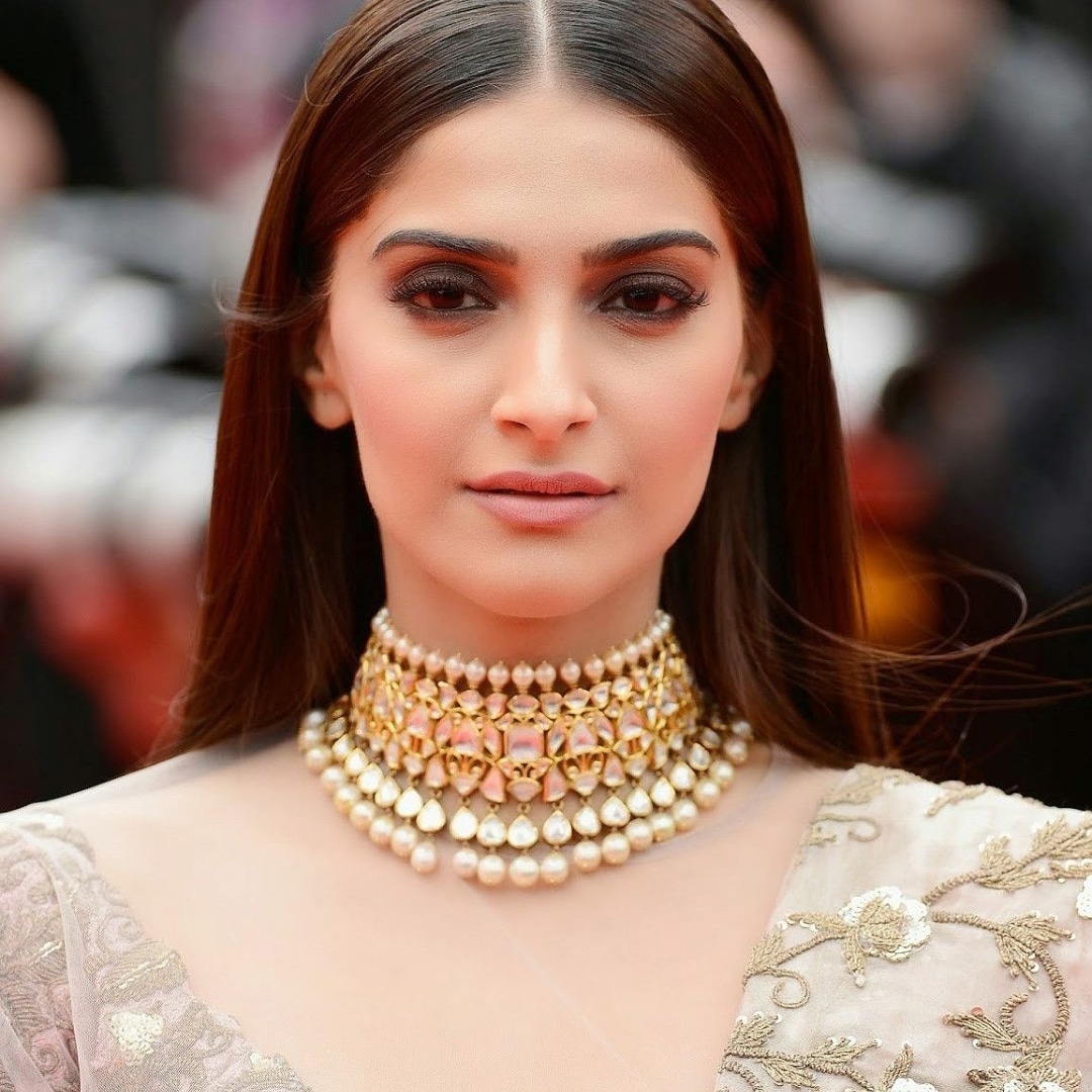 Sonam Kapoor Latest Jewellery Indian Jewelry Designs Sonam kapoor is a style icon who is always on the radar of every fashionista owning to her impeccable taste in all things fashion. sonam kapoor latest jewellery indian