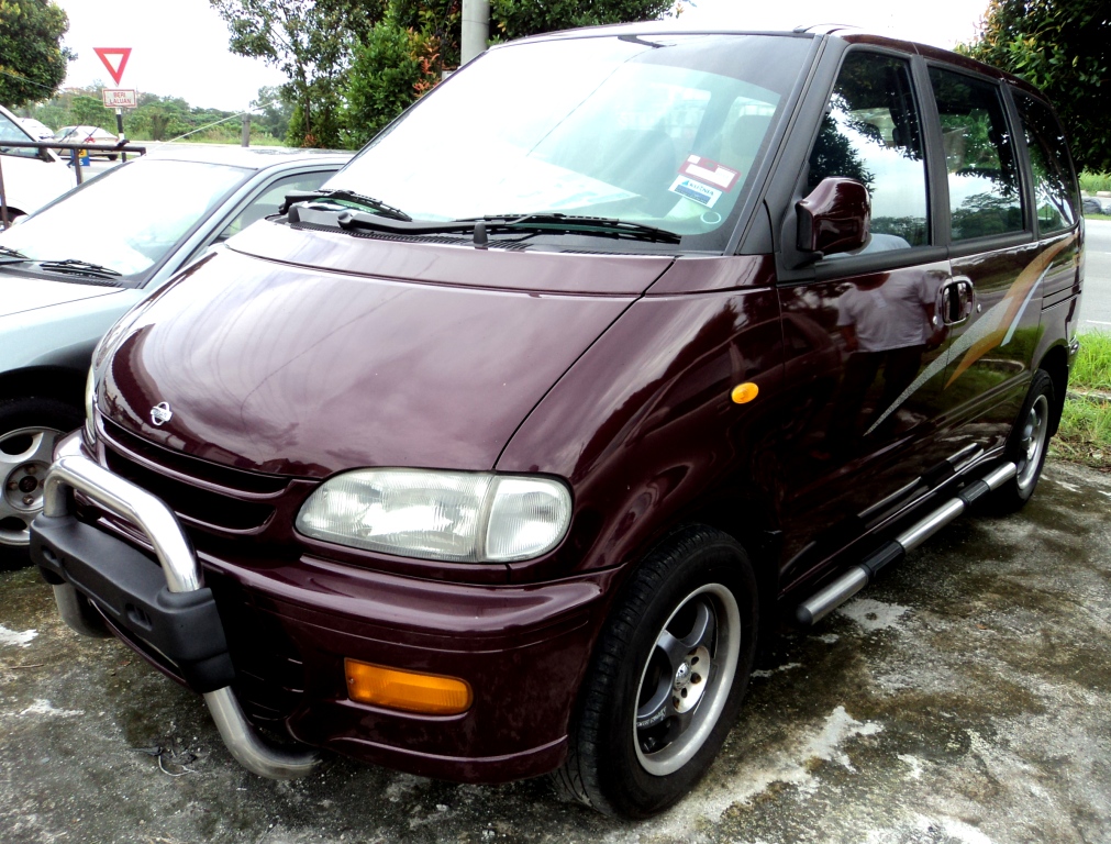 Nissan serena 2000 года