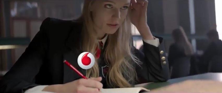 Modello e modella Vodafone pubblicità San Valentino Power to Kisses con Foto - Testimonial Spot Pubblicitario 2017