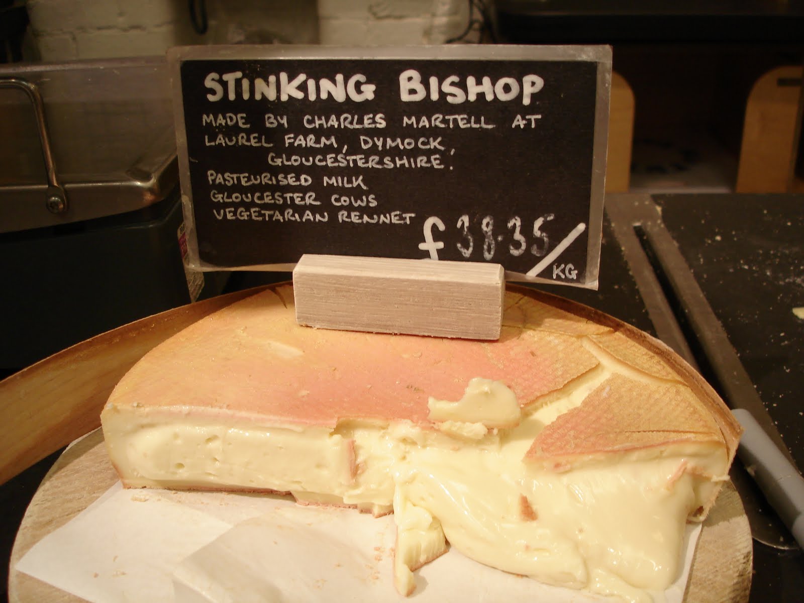 Сильно пахнущий сыр. Сыр зловонный епископ. Сыр вонючий епископ. Сыр пахучий Бишоп. Сыры с запахом.