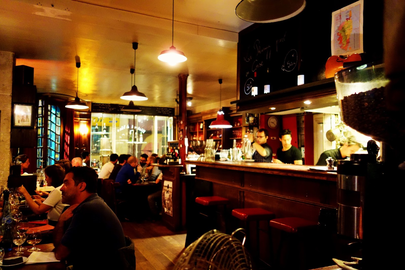 Nos Adresses La Pharmacie, bar à vins tout en finesse 22 rue Jean