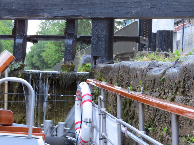 Dublin Canal Cruise: Going through a lock