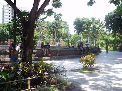 Aktivitas Masyrakat di Taman Bungkul Surabaya Aktivitas Masyrakat di Taman Bungkul Surabaya