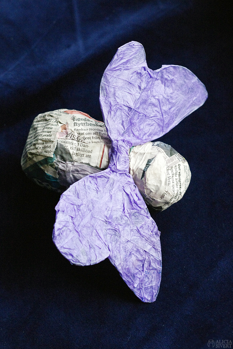 Insekt i papier-mâché av Alicia Sivertsson. aliciasivert alicia sivert sivertsson papier mache pappersremsor tapetklister insekter insekt bild och form