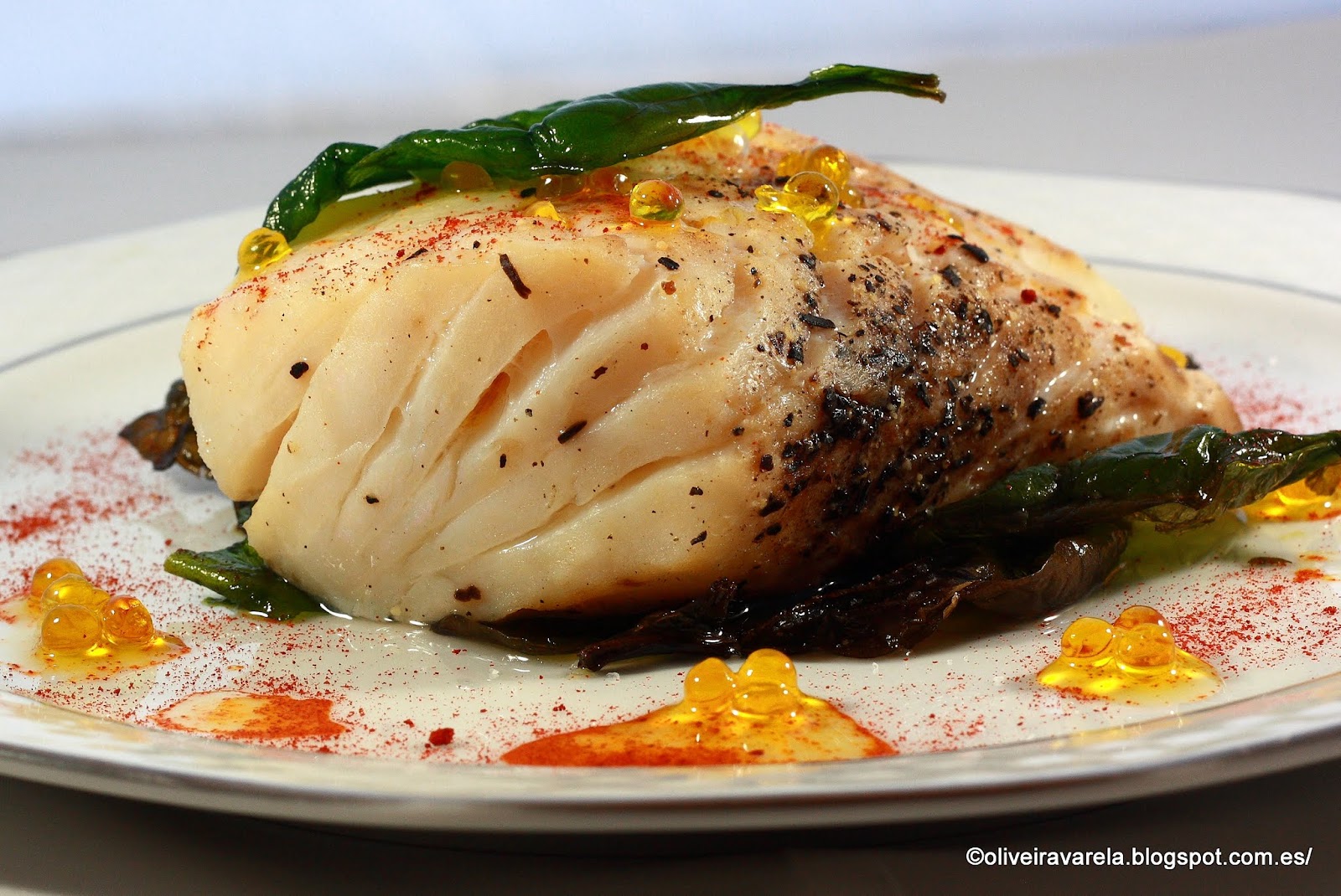 Bacalao sobre espinacas crujientes y perlas de aceite