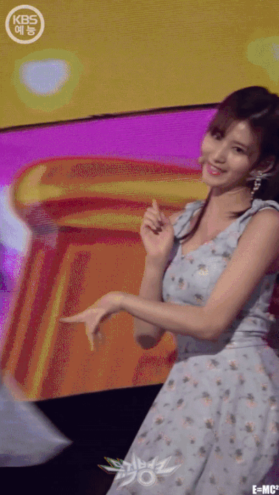 하늘거리는 원피스 입은 사나