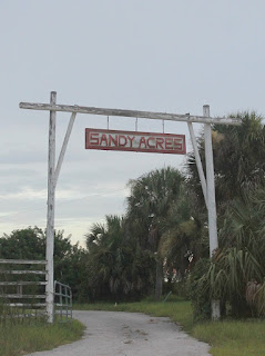 Entrada a un rancho Entrada a un rancho