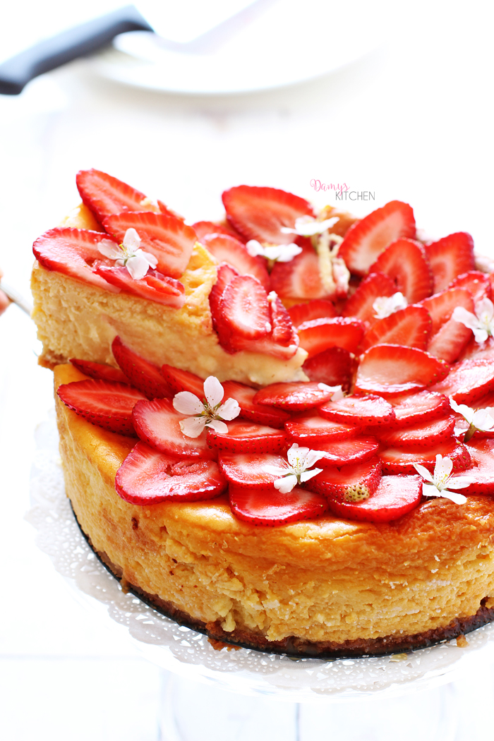 Çilek Soslu Beyaz Çikolatalı Cheesecake Çilek Soslu Beyaz Çikolatalı Cheesecake