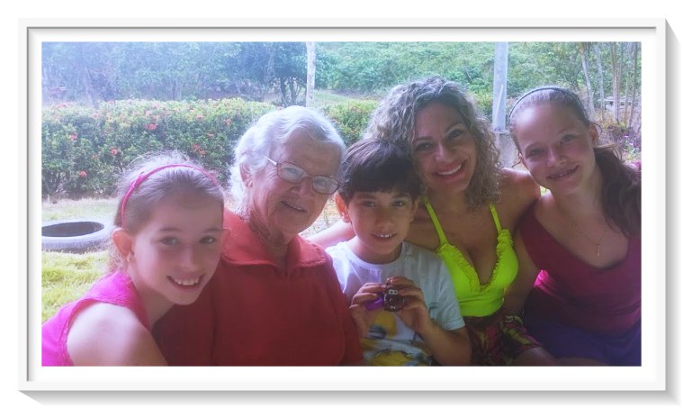Tais, Vovó Zilda, Heitor, eu e Marisa: crianças de 0 a100 anos