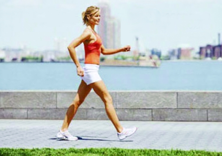 走路挺胸腳跟著地助排便