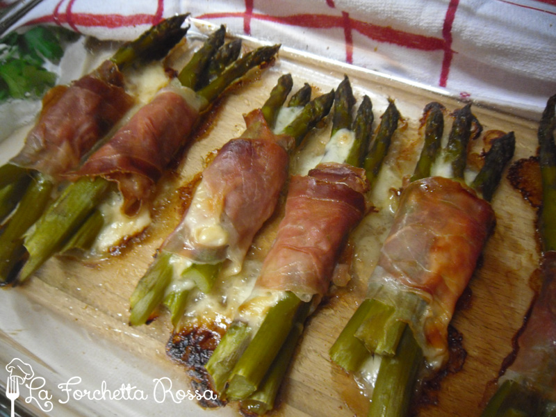 La Forchetta Rossa: Involtini di asparagi con speck e scamorza