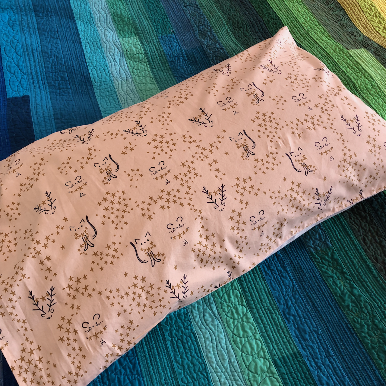 she can quilt Holiday Pillowcase Tutorial Three Styles A FAL Tutorial