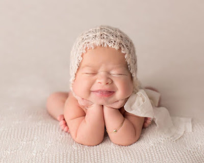 Baby born photography atau newborn photografi adalah salah satu aliran atau genre dalam fotografi yang dikhususkan untuk memfoto objek berupa seorang bayi yang baru dilahirkan, dengan usia bayi yang disarankan adalah maksimal 2 minggu.