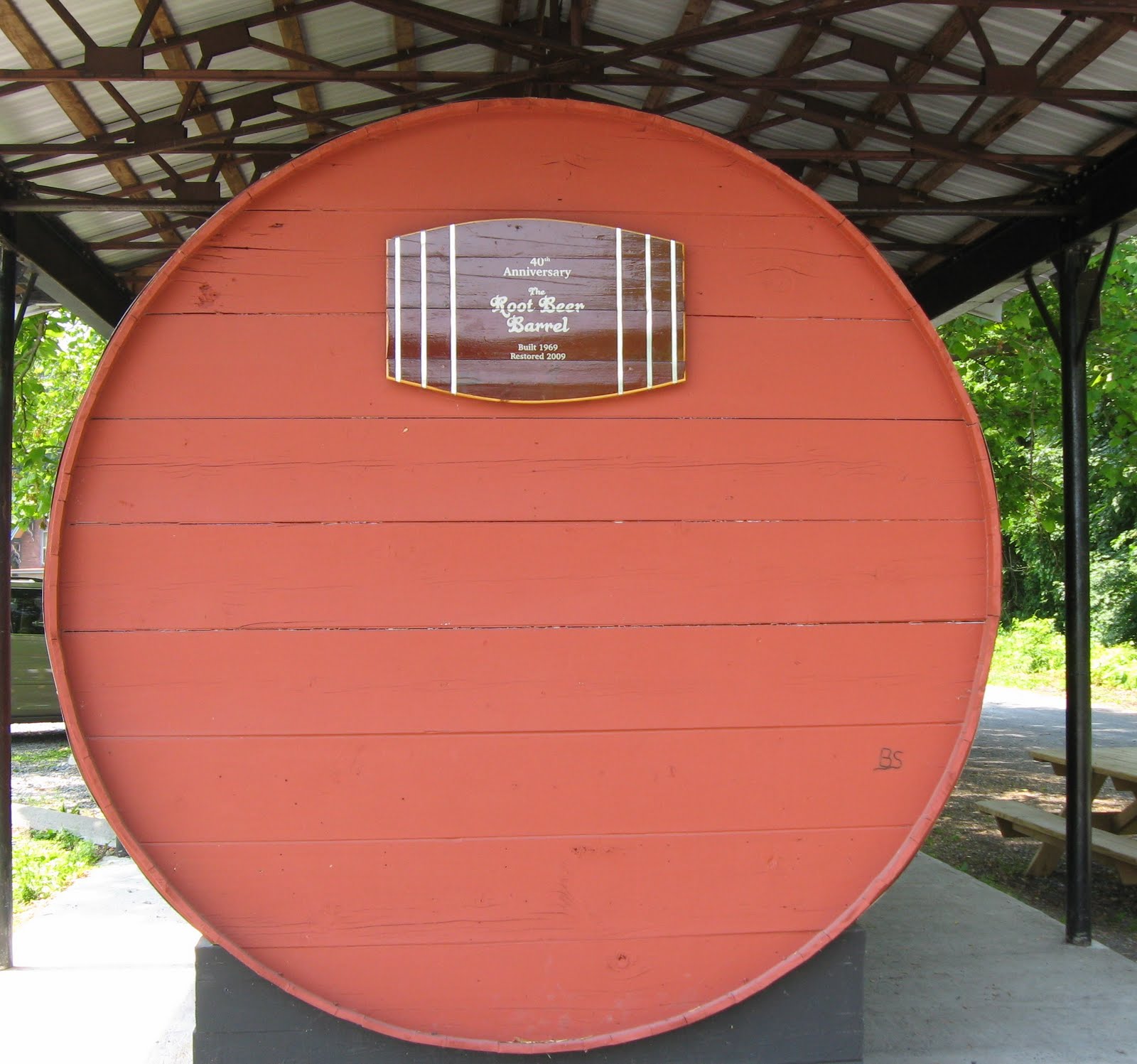 Outta the Way Roadside GIANTS The Rootbeer Barrel