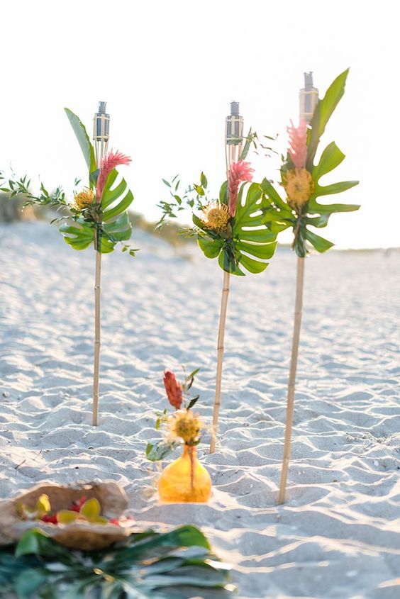 ideas tutoriales paso a paso decoración fiesta hawaiana de verano hibiscus hojas tropicales palmeras tiki 