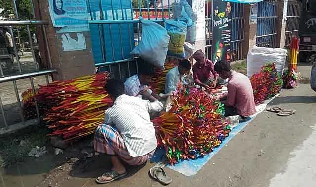 ট্যারটেরি খেলনা গাড়ি তৈরিতে ব্যস্ত গাইবান্ধার কারিগররা!