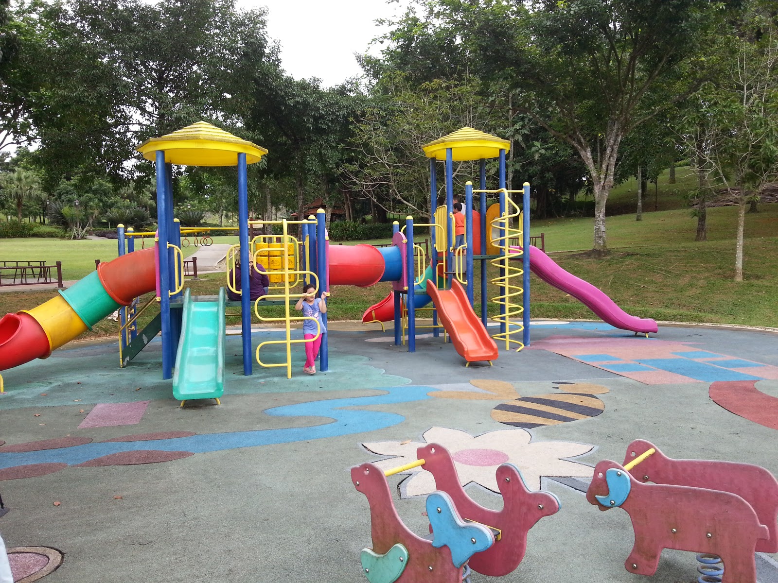 HITAM PUTIH: Taman permainan Presint 15 Putrajaya