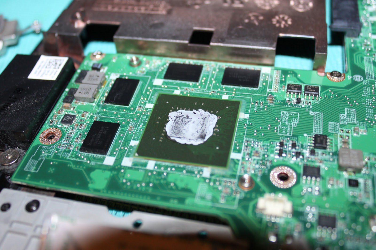 Replacing thermal paste in a Dell XPS L501X Mosquito